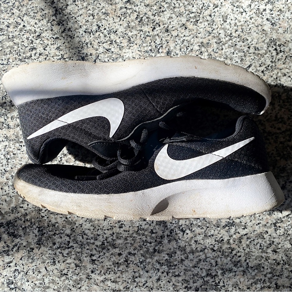♥️💖 Nike Women’s D16257-004 Black & White Lightweight Sneakers Size 9 - Picture 3 of 8